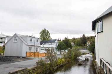 İzlanda 'nın Hafnarfjordur kasabasında eski binalar ve nehir