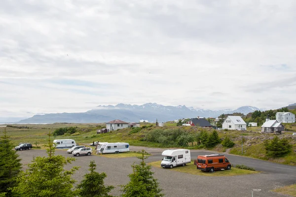 冰岛东部Djupivogur营地上的汽车住房和大篷车 — 图库照片
