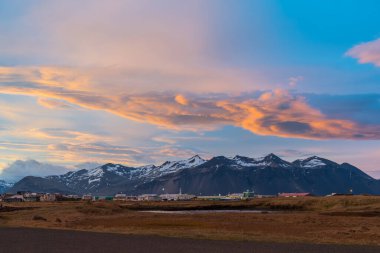 Güney İzlanda 'nın Hornafjordur kasabasında gün batımı