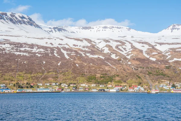 冰岛东部Eskifjordur镇的峡湾景观 — 图库照片