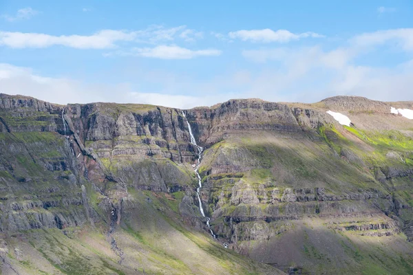 アイスランド東部のブレディダルル山渓谷の壮大な滝 — ストック写真