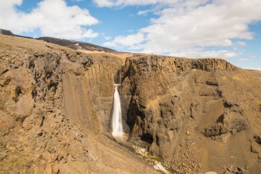 Litlanesfoss Şelalesi Doğu İzlanda 'daki Hengifossa Nehri' nde güneşli bir yaz gününde