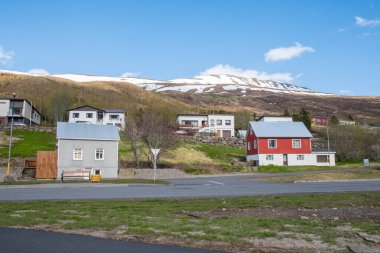 Doğu İzlanda 'da Eskifjordur köyündeki binalar