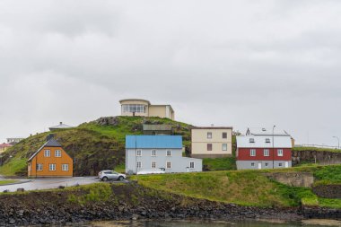 Batı İzlanda 'daki Snaefellsnes Yarımadası' ndaki Stykkisholmur kasabasındaki binalar