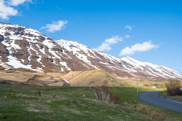 Φράγμα Προστασίας Από Χιονοστιβάδες Στην Πόλη Neskaupsstadur Στην Ανατολική Ισλανδία — Φωτογραφία Αρχείου
