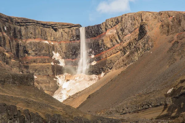 Wodospad Hengifoss Wschodniej Islandii Słoneczny Letni Dzień — Zdjęcie stockowe