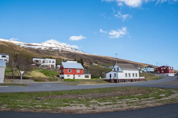 東アイスランドのエスキフィヨルドゥールの町にある建物 — ストック写真