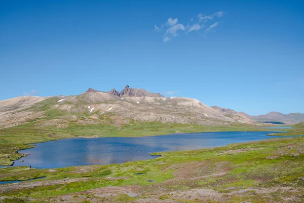 Gaesavatn Gölü ve Doğu İzlanda 'daki Borgarfjordur ve Breidavik Dağları