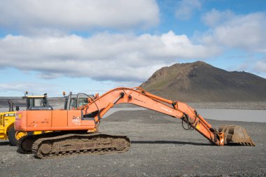 Karahnjukar İzlanda - 8 Ağustos. 2020: İzlanda 'nın dağlık kesimlerinde Hitachi kazıcısı