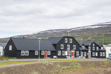 Akureyri İzlanda - 16 Haziran. 2020: Akureyri 'deki en eski binalardan biri, şimdi bir restoran