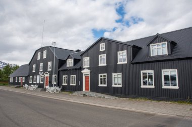 Akureyri İzlanda - 16 Haziran. 2020: Akureyri 'deki en eski binalardan biri, şimdi bir restoran