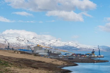 Reydarfjordur İzlanda - 21 Mayıs. 2020: Doğu İzlanda 'daki Reydarfjordur' daki Alcoa alüminyum fabrikası