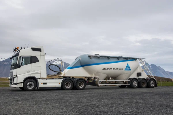 Hofn Hornafirdi Islandia Mei 2020 Truk Volvo Dengan Trailer Semen — Stok Foto