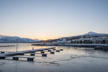 Kuzey İzlanda 'daki Akureyri kasabasının kıyı şeridi.