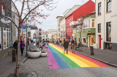 Reykjavik İzlanda - 2 Kasım. 2019: Gökkuşağında yürüyen insanlar Skolavordustigur caddesini boyadı