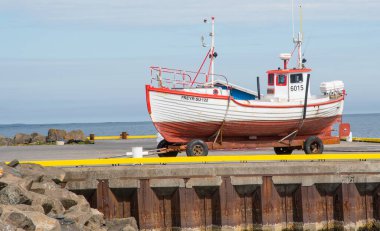 Djupivogur İzlanda - 11 Temmuz. 2020: İskelede eski ahşap tekne