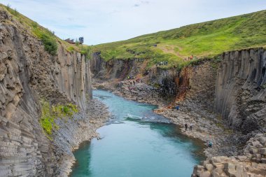 Jokuldalur İzlanda - 6 Ağustos. 2020: Studlagil Kanyonu ve Jokulsa Nehri 'nin tadını çıkaran turistler