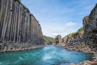 Jokuldalur İzlanda - 6 Ağustos. 2020: Studlagil Kanyonu ve Jokulsa Nehri 'nin tadını çıkaran turistler