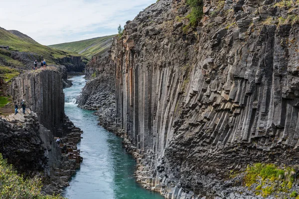 Jokuldalur İzlanda - 6 Ağustos. 2020: Studlagil Kanyonu ve Jokulsa Nehri 'nin tadını çıkaran turistler