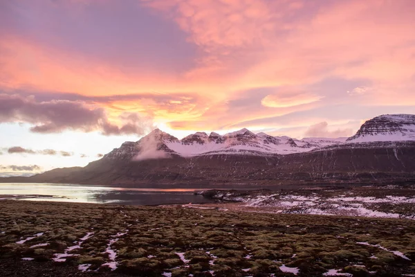 東アイスランドの田園風景のBerufjordurフィヨルドの夕日 — ストック写真
