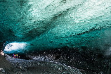Vatnajokull Ulusal Parkı 'ndaki Breidamerkurjokull Buzulu' ndaki Güzel Buz Mağarası Safiri