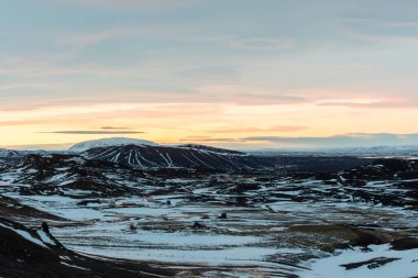 Kuzey İzlanda 'da Myvatn yakınlarında Hverfjall Dağı' nın üzerinde gün doğumu