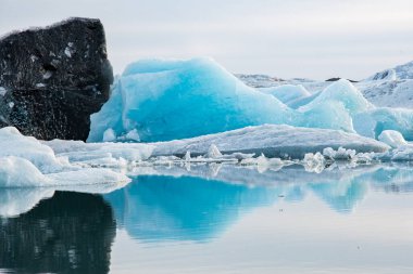 Güney İzlanda 'da güneşli bir bahar gününde Jokulsarlon Buzul Gölü