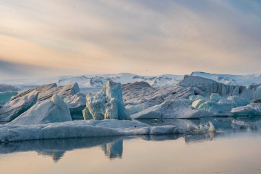 Güney İzlanda 'da güneşli bir bahar gününde Jokulsarlon Buzul Gölü