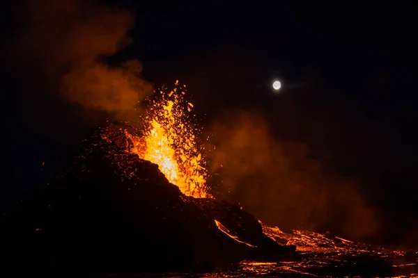 İzlanda 'daki Reykjanes Yarımadası' ndaki Fagradalsfall Dağı 'ndaki Geldingadalir yanardağının patlama alanı.