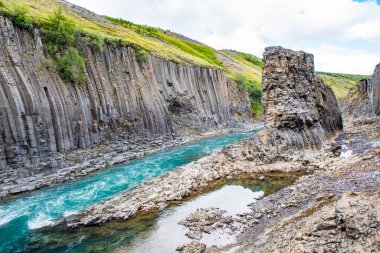Jokulsa Nehri 'nin oluşturduğu Muhteşem Studlagil Kanyonu İzlanda' daki Jokuldalur Vadisi.