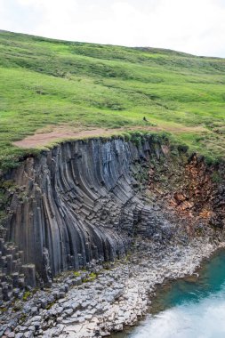 Jokulsa Nehri 'nin oluşturduğu Muhteşem Studlagil Kanyonu İzlanda' daki Jokuldalur Vadisi.