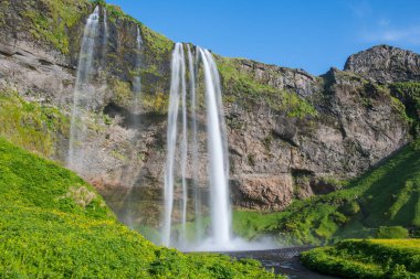Seljalandsfoss 'un güzel şelalesi Güney İzlanda' da güneşli bir yaz gününde