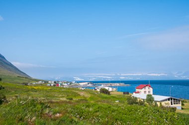 İzlanda 'nın batı fiyortlarında, Alftafjordur' da Sudavik Köyü