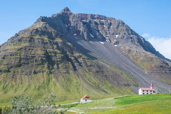 Igreja Bolungarvik Ernir Montanha Nos Fiordes Ocidentais Islândia Dia Ensolarado — Fotografia de Stock