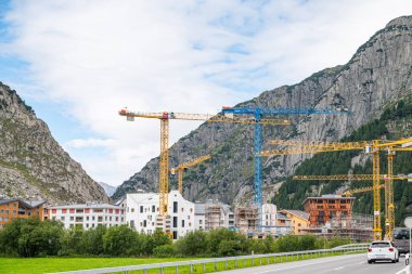 Andermatt İsviçre - 4 Ağustos. 2025: Şehirde inşaat sahası