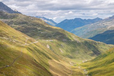 İsviçre 'deki Furka dağ geçidine giden yol manzaralı.