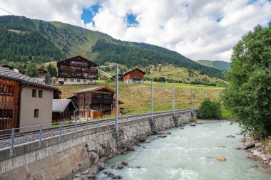 Nehir Çürümüş ve İsviçre 'nin Reckingen köyü