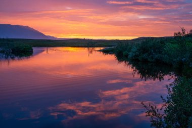 Kuzey İzlanda 'daki Hrisey Adası' nda güzel bir gün batımı