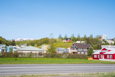 Kuzey İzlanda 'daki Akureyri kasabası manzarası