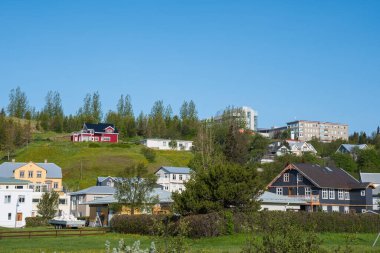Kuzey İzlanda 'daki Akureyri kasabası manzarası