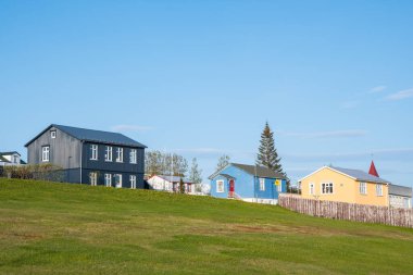 Kuzey İzlanda 'daki Hrisey köyündeki binalar