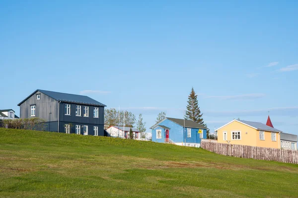 Kuzey İzlanda 'daki Hrisey köyündeki binalar