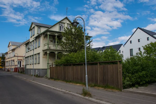 Kuzey İzlanda 'daki Akureyri kasabası manzarası