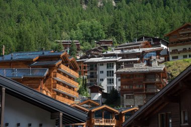 İsviçre 'nin dağlık Zermatt kasabasının manzarası