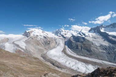 İsviçre 'nin Alplerindeki Grenzgletscher buzulunun güzel manzarası