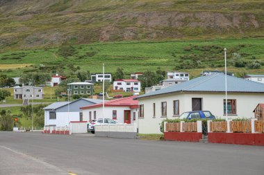 Kuzey İzlanda 'daki Olafsfjordur kasabası