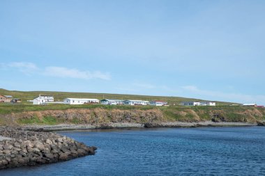 Kuzey İzlanda 'nın Grimsey adasındaki köy güneşli bir yaz gününde