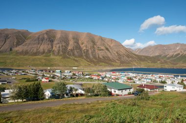 Güneşli bir yaz gününde Kuzey İzlanda 'nın Olafsfjordur kasabası