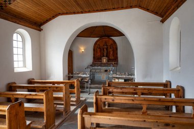 Zermatt İsviçre - 5 Ağustos. 2025: Gornergrat Şapeli 'nin içinde Bernhard von Aosta