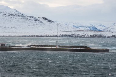 Kuzey İzlanda 'daki Hrisey rıhtımına vuran dalgalar